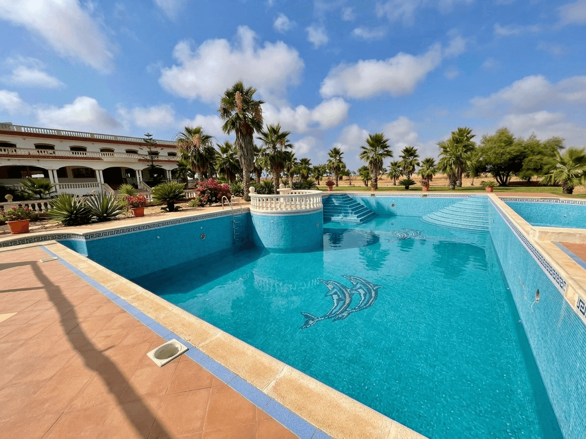 Villa spacieuse Al Kawtar Bouznika terrasse jardin balcon 15 chambres à vendre