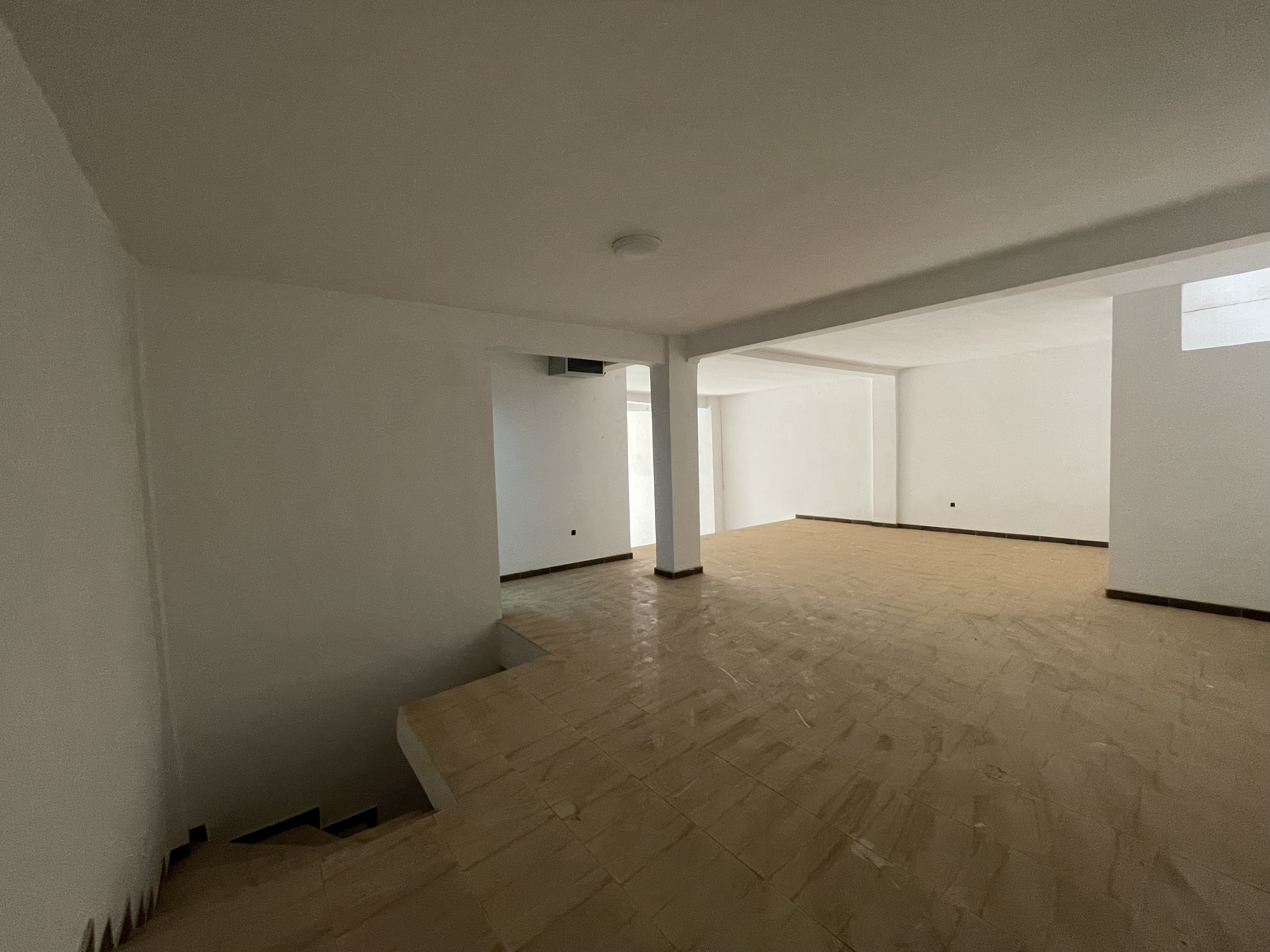 Local commercial 140 m² double orientation à vendre à Tamaris1 Dar Bouazza — photo 4