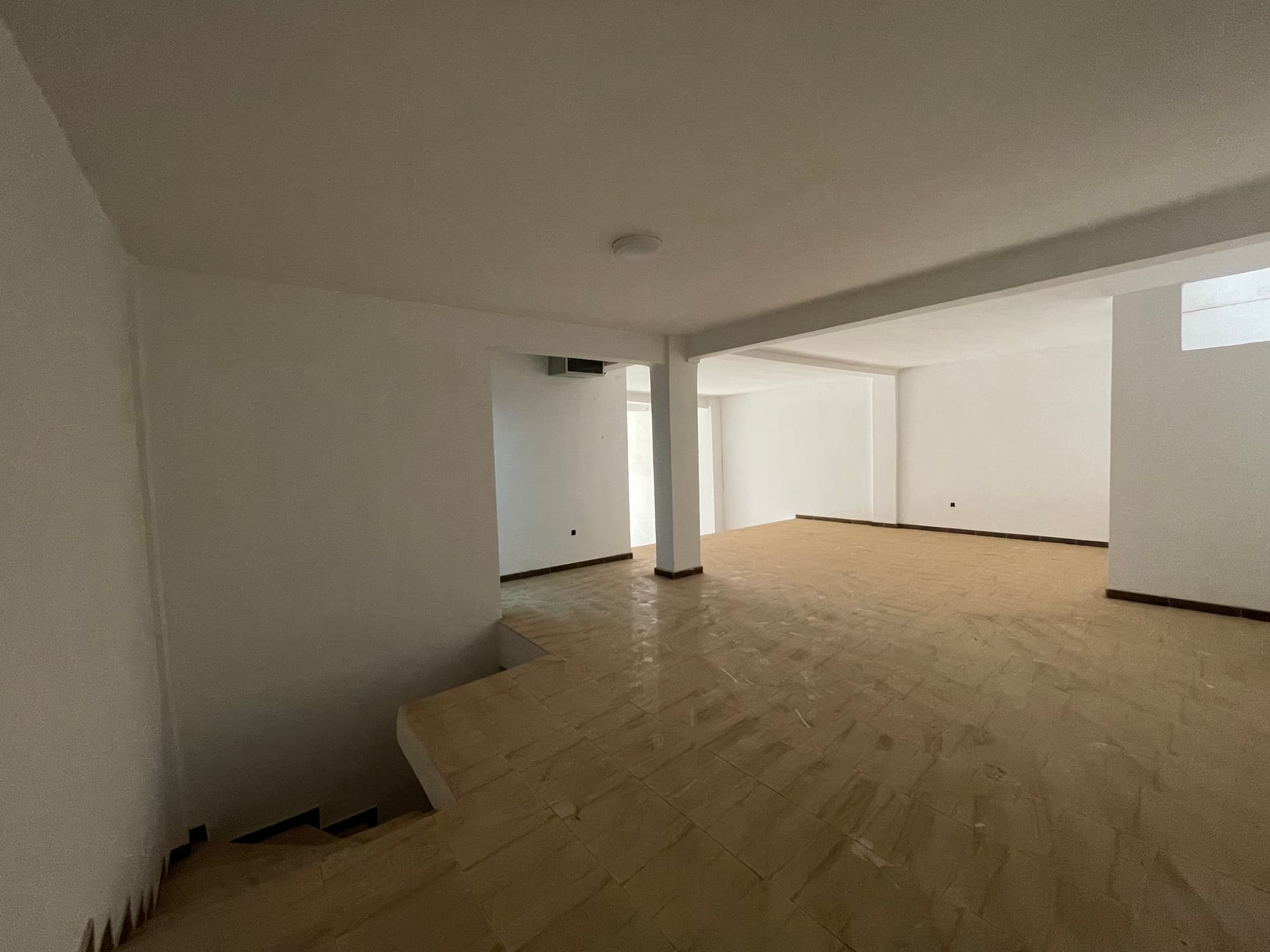Local commercial 140 m² double orientation à vendre à Tamaris1 Dar Bouazza — photo 4