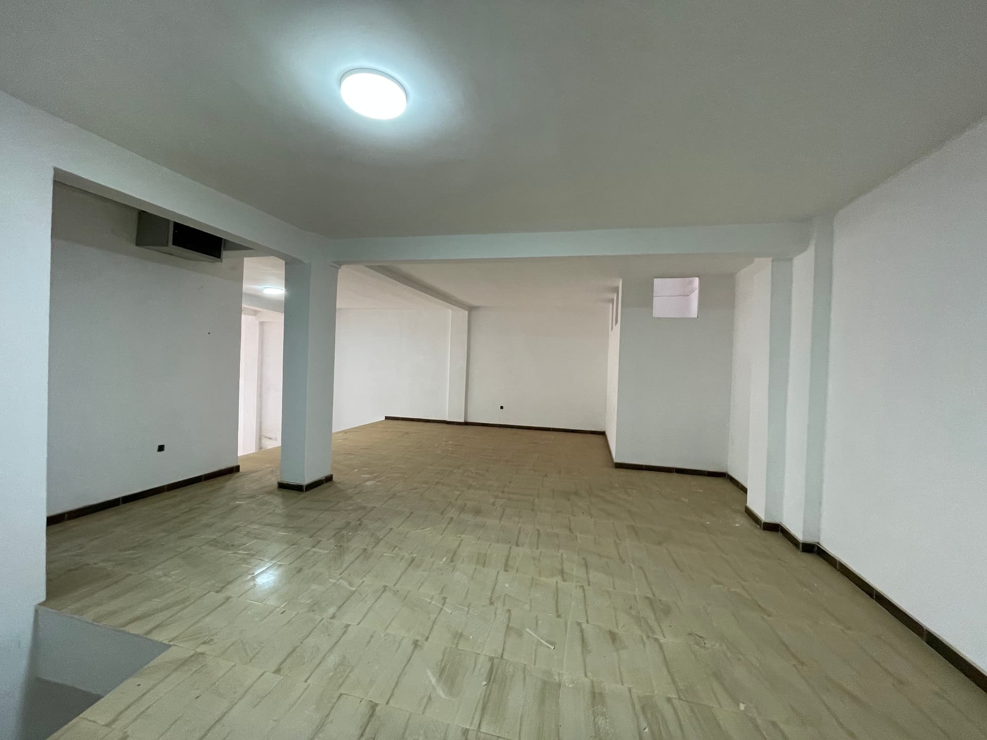 Local commercial 140 m² double orientation à vendre à Tamaris1 Dar Bouazza — photo 1