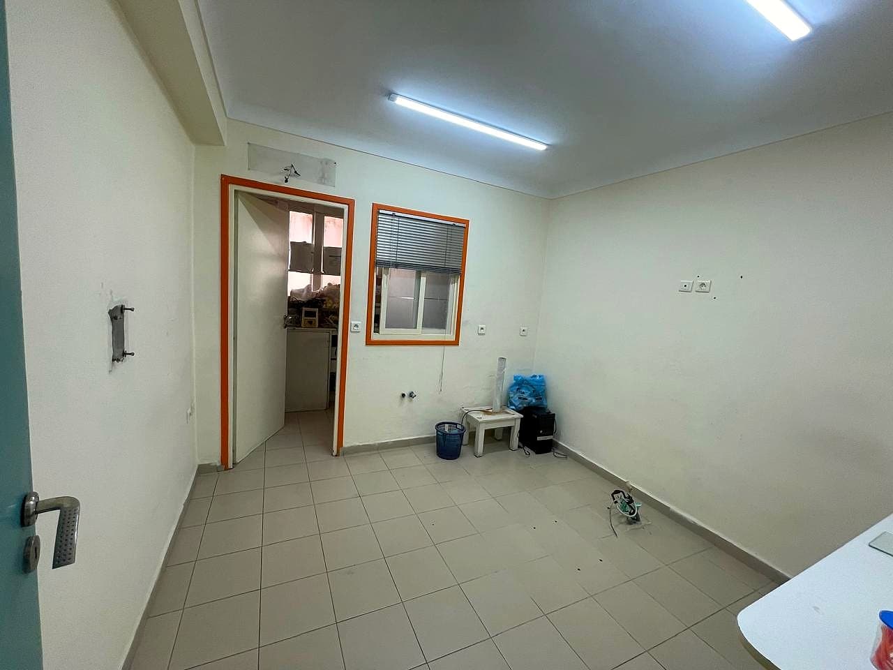 Bureau 100m² avec Clim : Pas de porte à vendre — photo 6