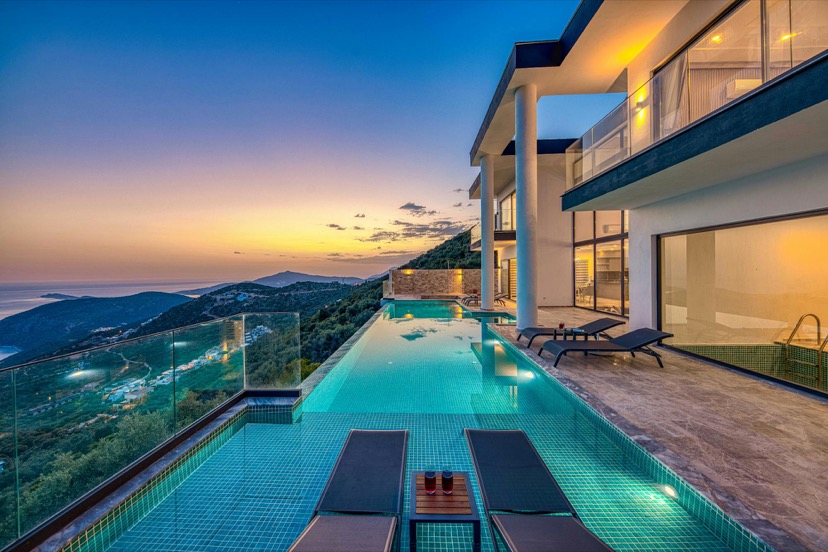 Villa contemporaine avec piscine à débordement et vue mer au coucher de soleil
